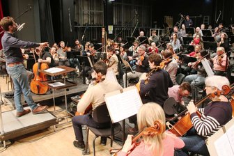 Warum Italowestern-Hymnen im Vogtland erklingen: „Spiel mir das Lied vom Tod" kommt auf CD - Absolute Ruhe herrscht während der Aufnahmen, auch keine Kamera darf klicken.