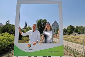 Warum jetzt im Zwickauer Muldeparadies ein riesiger Bilderrahmen aufgestellt wurde - Die Zwickauer OB Constance Arndt und der Beigeordnete des Landkreises Carsten Michaelis zeigten schon einmal, mit welcher schönen Kulisse im Hintergrund man sich hier fotografieren lassen kann. 