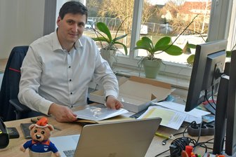 Warum Jugendfeuerwehrwart Roy Schlesinger Piepser und Handy, aber keinen Räuchermann im Büro hat - Roy Schlesinger ist Kreisjugendfeuerwehrwart und damit auch Schreibtischarbeiter in Freiberg.
