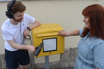 Warum Jugendliche im Vogtland Büsche streicheln und gegen Mülltonnen treten - Das geilste Straßengeräusch für Leander Gronem: Das Klackern einer Briefkastenklappe. Amy Berensmeier war mit auf Geräuschefang. Zum Jugendfestival im Oktober wird der fertige Song vorgestellt.