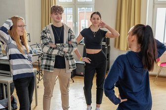 Warum Jugendweihe immer noch cool ist - Emely Schimke, Paul Thiermann und Ophelia Weiße (von links) werden bei einer Modenschau zur Jugendweihe mitmachen. Trainerin Bianca de Lima hat sie und andere Jugendliche am Samstag darauf vorbereitet. 