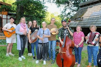 Warum junge Vogtländer sich für Brauchtumspflege interessieren und in Liebau Volksmusik machen - „De Gockeschen“ üben regelmäßig an der Ruine inmitten der Natur.
