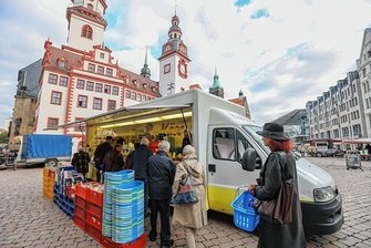 Warum "Käse Maik" einen Bogen ums Vogtland macht - Von Dienstag bis Freitag steht der Verkaufswagen von "Käse-Maik" auf dem Chemnitzer Markt. Die Schlangen sind zum Teil sehr lang.