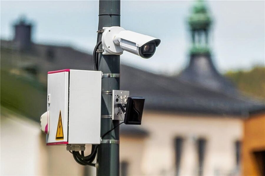 Warum Kameras den Rewe-Parkplatz in Olbernhau überwachen - Die Kameras sind auf die Ein- und Ausfahrten des Rewe-Marktes gerichtet. Der Datenschutz soll dabei gewährleistet werden. 