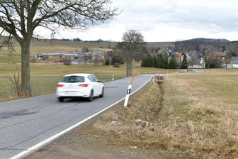 Warum keine neuen Bäume zwischen Helbigsdorf und Großhartmannsdorf gepflanzt werden - Straße von Großhartmannsdorf in Richtung Helbigsdorf: Hier stehen nur noch wenige Bäume.
