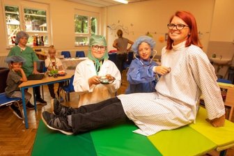 Warum Kinder jetzt Erwachsene untersuchen - Nicole Tußler lässt sich von Philipp, Tim, Ben, Luis und Joshua untersuchen.