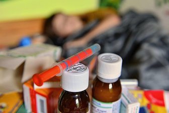 Warum Kinderarznei derzeit so knapp ist - Derzeit Mangelware: Fiebersaft für Kinder. 