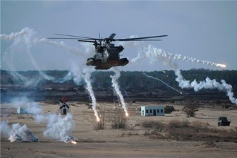 Warum Kohle-Milliarden in Sachsen in einen Truppenübungsplatz fließen - Ein Hubschrauber des Typs CH-53 GS schießt im Rahmen einer Übungseinheit auf dem Truppenübungsplatz Oberlausitz bei Weißkeißel (Sachsen) mit Leuchtgeschossen. Im Zuge des Strukturwandels sollen in das Areal 286 Millionen Euro investiert werden, um dort künftig 5000 Soldaten zu stationieren.