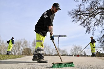 Warum lag noch am Wochenende Splitt auf dem Mulderadweg in Zwickau? - David Dienst, Mitarbeiter der SSD Crimmitschau, macht am Muldendamm mit Kollegen klar Schiff.