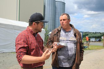 Warum Landwirte im Vogtland sorgenvoll in die Zukunft schauen - Vorstandsvorsitzender Daniel Hirsch im Gespräch mit Besucher Ralf Jugel.