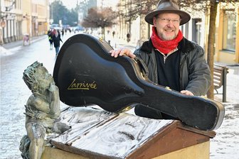 Warum Liedermacher Christof Kluge aus Freiberg das Leben besingt - Liedermacher Christof Kluge am Fortunabrunnen in der Petersstraße in Freiberg.