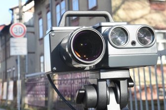 Warum Limbach-Oberfrohna derzeit nicht blitzen darf - Dieser Anblick fehlt derzeit im Stadtbild: ein Blitzer an der Hohensteiner Straße in Limbach-Oberfrohna. Weil es Probleme mit der Technik gibt, muss jetzt neue angeschafft werden. Bis dahin bleiben die Tempokontrollen mit dem Gerät ausgesetzt. 