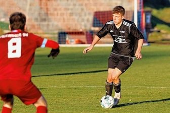 Warum Lok auf viele Zuschauer hofft - Steven Melde (am Ball) und der ESV Lok Zwickau behielten zuletzt auch bei tief stehender Sonne in Meerane den Überblick. 