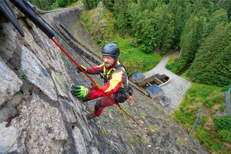 Warum Männer sich an der Staumauer der Talsperre Sosa abseilen - Industriekletterer Frank Schäfer seilt sich an der Staumauer der Talsperre Sosa ab.