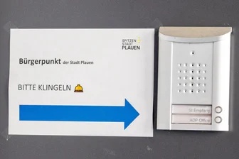 Warum man am Plauener Bürgerpunkt neuerdings aufs Knöpfchen drücken muss - Aufmerksamen Beobachtern ist am Bürgerpunkt neben dem Landratsamt dieses Schild aufgefallen.