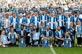 Warum Marcel Schlosser nach zehn Jahren noch mal im Trikot des 1. FC Magdeburg auflief - Auf dem Foto von der Ehrung der Magdeburger Aufstiegshelden von 2015 ist Marcel Schlosser in der vorderen Reihe direkt hinter der Meistertrophäe zu sehen.