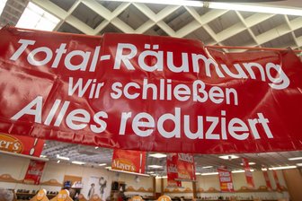 Warum Mayer’s Markenschuhe eine der drei Filialen in Plauen schließt - Große Plakate weisen auf die Geschäftsschließung hin.