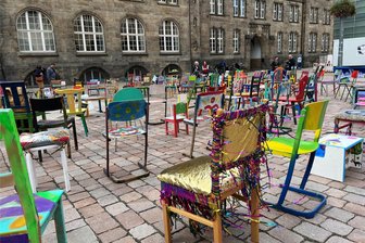 Warum mehr als 100 bunte Stühle auf dem Chemnitzer Neumarkt stehen - Bunte Stühle auf dem Chemntizer Neumarkt.