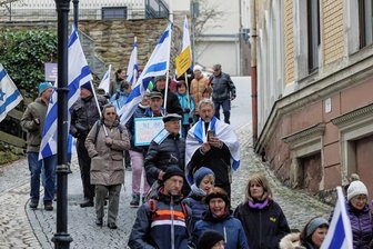 Warum Menschen im Erzgebirge gegen Antisemitismus marschieren - Der Marsch des Lebens führte unter anderem zur Ecke Siebenhäusergasse und Buchholzer Straße, wo sich einst das Betlokal der jüdischen Gemeinde befunden hat.