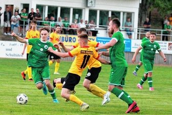 Warum Merkur zufrieden in die Pause geht - Manolo Pieschel (links in Grün) im Saison-Eröffnungsspiel gegen den VfB Auerbach II (1:1). Der Sommerzugang sorgte in der 10. Minute für das erste Saisontor in der Landesklasse. Nach drei Spielen für Merkur war für ihn aber verletzungsbedingt erst einmal Schluss.