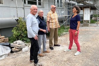 Warum Mieter auf dem Wasserberg in Freiberg genervt sind - Gerd Hilbert (von links), Ruth Kretzer-Braun, Johannes Kretzer und Jacqueline Schmidt gehören zu den Mietern an der Mendelejewstraße in Freiberg, deren Wohnblock die Städtische Wohnungsgesellschaft seit Oktober 2023 herrichtet. Im Hintergrund eine Behelfstafel mit Briefkästen und Klingeln; der Nachbareingang ist stillgelegt.