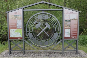 Warum Mike Glöckner dieses Jahr zweimal zur Bergbauwanderung in Falkenau einlädt - An der Schwarzen Brücke in Falkenau wurde dieses Info-Denkmal aufgestellt, das an den Standort der mittelalterlichen Schmelzhütte erinnert.