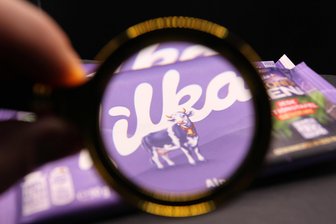 Warum Milkas Mogelpackungen trotz Gerichtsurteil wohl nicht aus den Regalen verschwinden - 10 Gramm leichter und gleichzeitig deutlich teurer: Milka-Schokoladen-Tafeln des Herstellers Mondelez sind ins Visier von Verbraucherschützern geraten. Nun hat das Landgericht Bremen ein Urteil dazu gefällt.