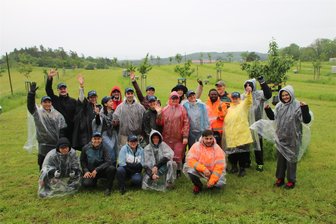 Warum Mitarbeiter von Amazon aus Hof jetzt auf der Streuobstwiese in Kloschwitz mit Schubkarre und Spaten arbeiten - Gute Laune bei den Amazon-Mitarbeitern aus Hof und anderen Helfern beim jüngsten Arbeitseinsatz auf der Kloschwitzer Streuobstwiese.