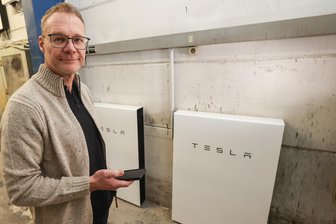Warum Mittelständler in Chemnitz in eigene Stromspeicher investieren - Karsten Teßmann hat im August Batterien gekauft, in denen der Solarstrom vom Dach gespeichert wird. Mit einer App kann er sehen, wie viel Leistung seine Anlage bringt.