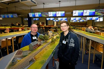 Warum Modellbahner am Sachsenring unter sich bleiben wollten und eine "Nachrichtensperre" verhängten - Patrick Fankhänel (li.) und Sten Förster vom Modellbahnzirkel "Saxonia" gehörten zu den Organisatoren.