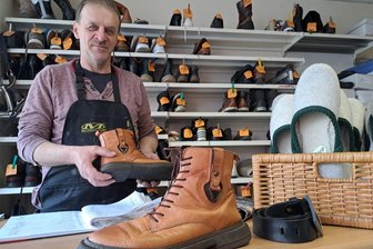 Warum Motorradfahrer gerne zu Schuhmacher Spillner nach Flöha kommen - Jens Spillner hat als gelernter Schuhmacher in Flöha täglich mit Schuhen zu tun.