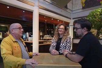Warum musste das Zwickauer Brauhaus schließen? Frühere Betreiber sprechen erstmals öffentlich über die Gründe - Sarah und Sebastian Scherk beantworten im Brauhaus die Fragen von Journalist Norbert Güldenpfennig (links). Das Video ist bei Youtube abrufbar.