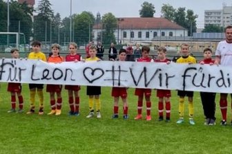 Warum Nachwuchskicker beim Testspiel Geld einsammeln - Die Fußballer des BSC Freiberg und des TSV Flöha hatten für die Spendenaktion ein Banner mitgebracht. Beide Teams wollten mit der Aktion auch ein Zeichen setzen für Fairness und Zusammenhalt im Sport. 