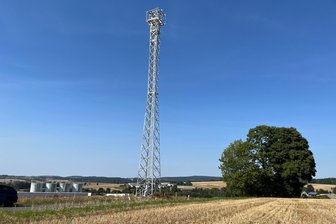 Warum nicht in Betrieb? Rätselraten um Funkmast im Vogtland - Der Telefonicá-Mast oberhalb von Willitzgrün gibt Rätsel auf.