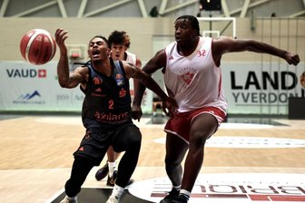 Warum Niners-Cheftrainer Rodrigo Pastore trotz der Niederlage gegen Straßburg sehr zufrieden mit seiner Mannschaft ist - In diesem Testspiel war richtig Pfeffer drin: Niners-Neuzugang Nike Sibande (links) im Finale des Landolt Cups gegen Fousseyni Traore von SIG Straßburg.
