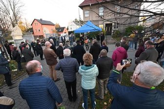 Warum noch drei Stolpersteine fehlen - Etwa 100 Lichtenauer haben die Gedenkfeier für drei jüdische Familien, die Opfer des Nationalsozialismus wurden, am Dienstagabend verfolgt.
