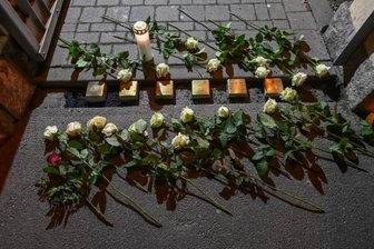 Warum noch drei Stolpersteine fehlen - Am Eingang zur Oberschule Lichtenau an der Bahnhofstraße sind sechs Stolpersteine verlegt worden: Auf dem ersten steht: "In Lichtenau-Auerswalde wohnte", auf den weiteren sind die Namen von Max Katz, Moritz, Paula, Ruth und Ursula Selmann mit biografischen Angaben zu lesen (von links).