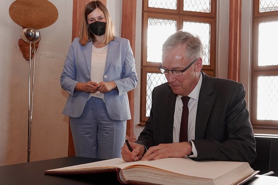 Warum Norwegens Botschafter zu Gast in Zwickau war - Norwegens Botschafter Petter Ølberg trägt sich ins Ehrenbuch ein - zur Freude von Oberbürgermeisterin Constance Arndt. 