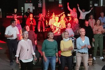Warum nur ein kleines Rudel auf Wolffs Ruf ins "Gaso" kommt - Auch wenn nur 48 Leute gekommen waren: Beim 1. Zwickauer Rudelsingen am Freitagabend ging die Post ab. 