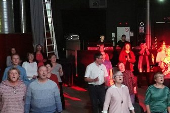 Warum nur ein kleines Rudel auf Wolffs Ruf ins "Gaso" kommt - Auch wenn nur 48 Leute gekommen waren: Beim 1. Zwickauer Rudelsingen am Freitagabend im Zwickauer "Alten Gasometer" ging die Post ab.