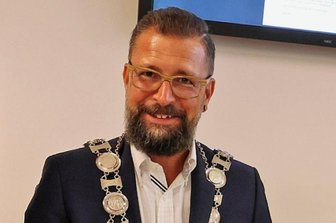 Warum OB Steinhart zurücktreten sollte - Oberbürgermeister Marcus Steinhart mit der Amtskette.