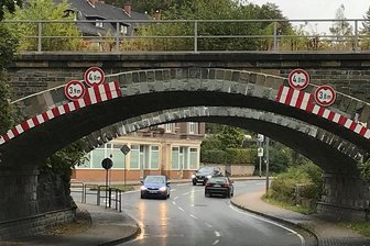 Warum Oberländer um die lichte Höhe einer Brücke feilschen - Die Brücke der B 283/Markneukirchner Straße in Adorf.