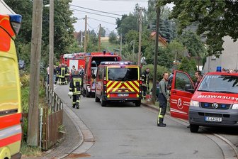 Warum Oberwiera mehr Geld für das Feuerwehr-Ehrenamt ausgibt - Bei größeren Einsätzen erhalten die Feuwerwehrleute aus Oberwiera auch Unterstützung von Helfern aus Nachbarorten. Das war beispielsweise im Juni 2019 an der Bachstraße der Fall. 