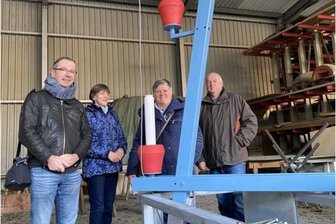 Warum Oederan die schönste Pyramide bekommt - Rolf Büttner, Erika Wünsch, Kathrin Reißmann und Gundolf Berger (v.l.) begutachten die erstmals probeweise aufgebaute neue Oederaner Weihnachtspyramide.