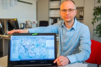 Warum öffentliche Wege bald versperrt sein könnten - Tritt für die Aufnahme aller Wege ins Bestandsverzeichnis von Neukirchen ein: Ivo Partschefeld, Sachgebietsleiter Bauamt in der Gemeinde Neukirchen. Auf dem PC-Bildschirm sind farbig alle die Wege gekennzeichnet, die bislang noch nicht im Bestandsverzeichnis sind.