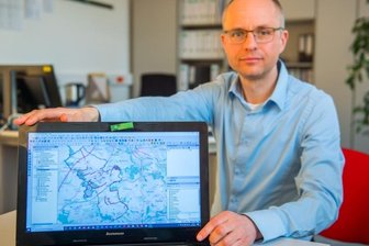 Warum öffentliche Wege bald versperrt sein könnten - Tritt für die Aufnahme aller Wege ins Bestandsverzeichnis von Neukirchen ein: Ivo Partschefeld, Sachgebietsleiter Bauamt in der Gemeinde Neukirchen. Auf dem PC-Bildschirm sind farbig alle die Wege gekennzeichnet, die bislang noch nicht im Bestandsverzeichnis sind. 