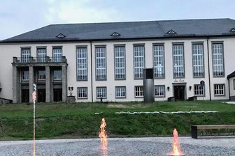 Warum Oelsnitz einen neuen Kultur-Posten ausgeschrieben hat - Die Stadthalle ist das kulturelle Zentrum von Oelsnitz. Mit ihrer Rücknahme will die Stadt nun die Organisation aller kulturellen Veranstaltungen in der Stadt  bündeln. 