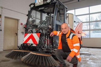 Warum Oelsnitz jetzt sauberer wird - Frank Buschner, Leiter des Oelsnitzer Bauhofs, vor der neuen Kehrmaschine. Sie wurde am Freitag geliefert.