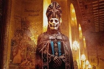 Warum Okkultismus in der Rockmusik gerade wieder so viele Anhänger findet - Mit Satan an die Chartspitze: Der schwedische Musiker Tobias Forge schlüpft als Frontmann der aktuell extrem erfolgreichen Band Ghost in immer neue Inkarnationen des teuflischen Antipapstes Papa Emeritus.
