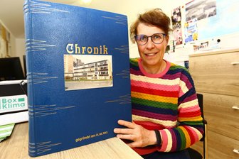 Warum Olympiasieger und Weltmeister im September nach Oberwiesenthal kommen - Schulleiterin Ute Ebell bereitet mit neun Mitstreitern seit September das Klassentreffen vor. Sie freut sich auf das große Wiedersehen.